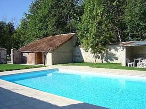 einem Pool vor einem Haus mit einem Gebäude in der Unterkunft Charming Romantic Tower in Chateau Estate in Ocquerre