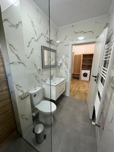 Ένα μπάνιο στο Apartamente CasaBella