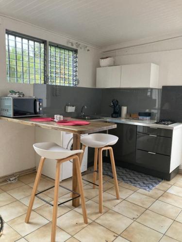 Una cocina o cocineta en T2 Ti Joe Au cœur de Guadeloupe