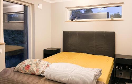 una camera da letto con letto con testiera nera e finestra di Awesome Home In Hrby With Wifi a Hörby