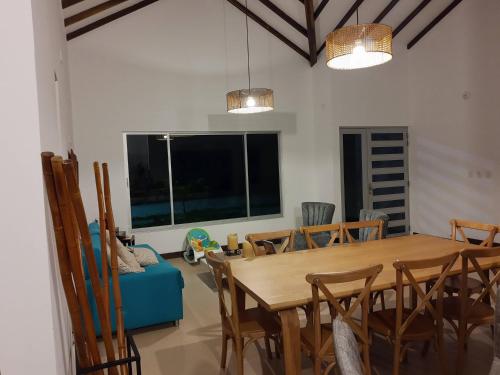 a dining room with a wooden table and chairs at CASA CAMPESTRE COMPLETa in Barbosa