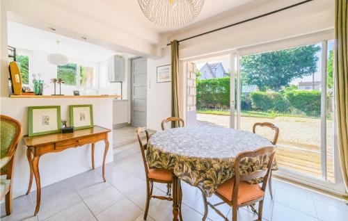 une salle à manger avec une table et des chaises et une fenêtre dans l'établissement 2 Bedroom Lovely Apartment In Poitiers, à Poitiers