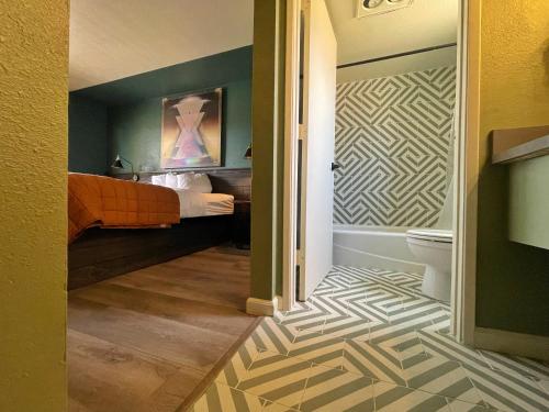 een badkamer met een slaapkamer met een bed erin bij Sessions Retreat & Hotel in Big Bear Lake
