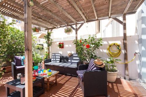 d'une terrasse avec un canapé et une table. dans l'établissement Appart Nice Centre - Terrasse privé Exceptionnelle - Supérieur 3 pièces AC - Garage privé, à Nice