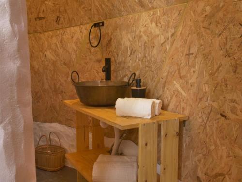een badkamer met een kom op een houten tafel bij Páteo das Laranjeiras in Tomar