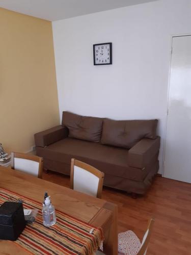 - un salon avec un canapé et une table dans l'établissement Dto por día en Bahía Blanca, à Bahía Blanca