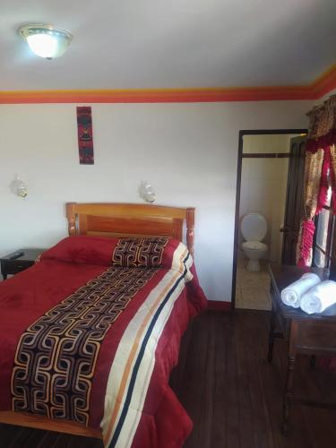 um quarto com uma cama grande e um espelho em Seven and Seven B&B em La Paz