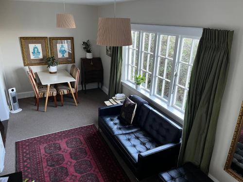 sala de estar con sofá y ventana grande en Cashmere Hills Mountain Views Apartment, 