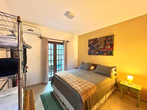 een slaapkamer met een bed en een stapelbed bij Apartamento Chapada Diamantina in Lençóis