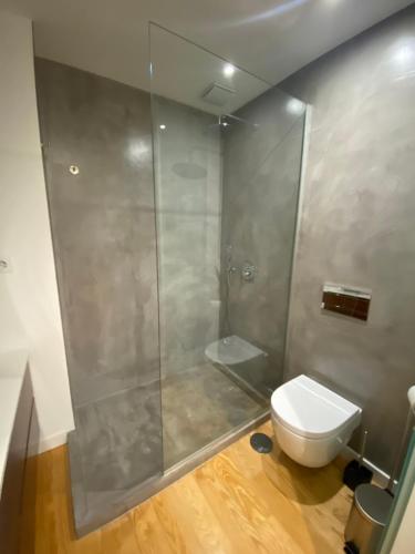 un baño con ducha y WC en Moradia - Vila Golfe Amarante, en Amarante