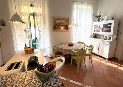 una cucina e una sala da pranzo con tavolo e sedie di Apartments by the sea Opatija - Volosko, Opatija - 7846 a Volosko (Volosca)