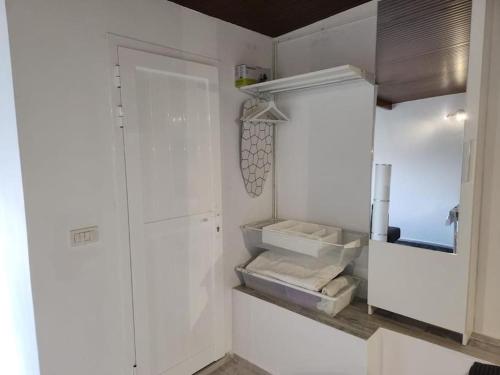a white kitchen with a door and a window at La Montaña 2 in Sabinosa