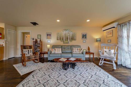 uma sala de estar com um sofá e duas cadeiras em Elk Meadow Cabins Ranch Site Oreq-A em Orick