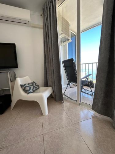 uma sala de estar com vista para uma varanda em Atlantic Sunset Floor - Las Americas em Playa de las Americas