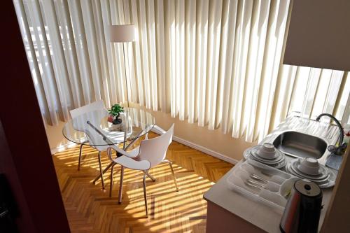 a kitchen with a table and two chairs and a table at Bolivian Rooms & Suites (Zona Sur) in La Paz