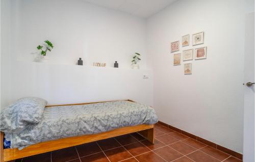 a room with a bed in a white wall at Nice Home In Algar With Outdoor Swimming Pool, Wifi And 7 Bedrooms in Algar
