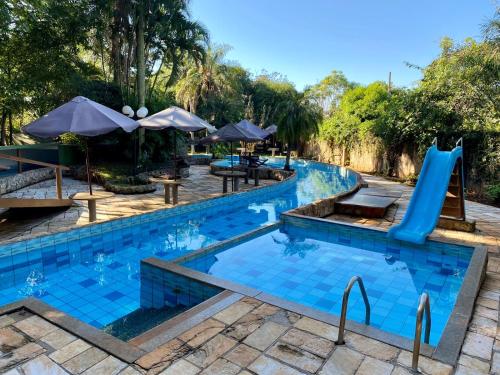 uma piscina com escorrega num resort em Suíça Hotel by Nordic em Foz do Iguaçu