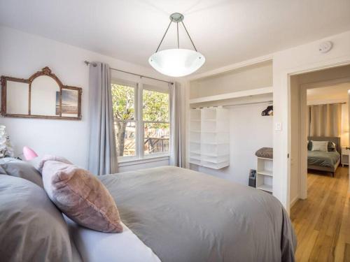 a bedroom with a large bed and a window at Santa Cruz Style Beach retreat, 5min walk to beach in Santa Cruz