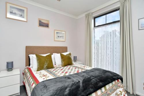 Ліжко або ліжка в номері Country Club Terrace - Christchurch Holiday Homes