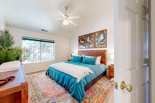 ein Schlafzimmer mit einem Bett und einem Deckenventilator in der Unterkunft Adventurer's Haven in Flagstaff