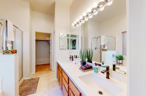 baño con 2 lavabos y espejo grande en Adventurer's Haven en Flagstaff