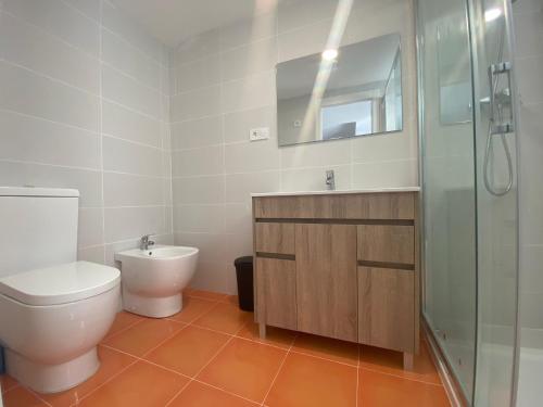 a bathroom with a toilet and a glass shower at Arts & Sciences Rooms - Bruno Valencia Apartments - Double Ensuite Rooms & Suites - Oceanografic - City of Arts and Sciences in Valencia
