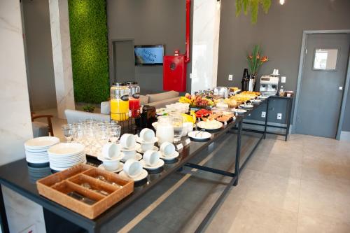- un buffet de plats et de boissons sur une table dans l'établissement Grande Avenida Hotel, à Patrocínio