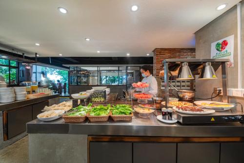 Makanan di atau berdekatan hotel