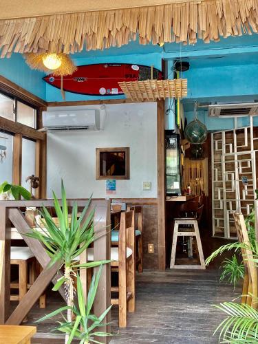 Imagen de la galería de Surfer's Cafe& Hostel, en Chatan