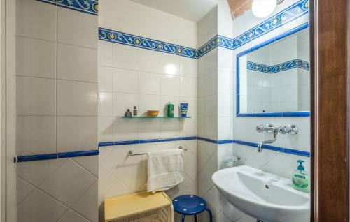 La salle de bains est pourvue d'un lavabo et d'un miroir. dans l'établissement Stunning Apartment In Monteroni Darbia With Kitchen, à Monteroni dʼArbia