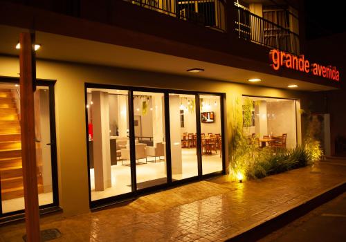 un magasin avec portes vitrées et un restaurant dans l'établissement Grande Avenida Hotel, à Patrocínio