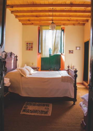 a bedroom with a large bed and a window at Hotel Finca el Recreo in Guasca