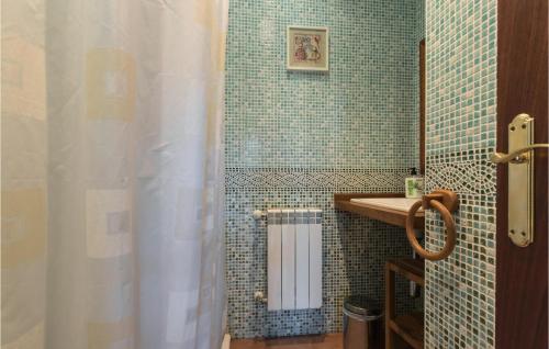 a bathroom with a shower curtain and a sink at Pet Friendly Home In Pravia With Kitchen in Pravia