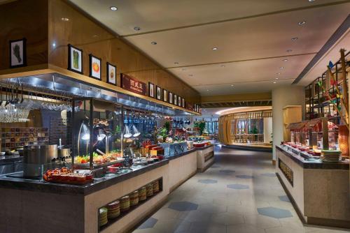 um restaurante com um buffet de comida em Crowne Plaza Sanya Haitang Bay Resort, an IHG Hotel em Sanya