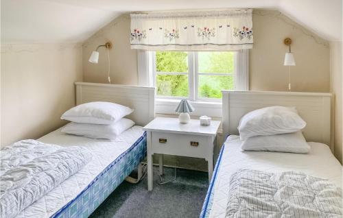 Ce lit se trouve dans un dortoir doté d'un bureau et d'une fenêtre. dans l'établissement Beautiful Home In Valdemarsvik With Sauna, à Valdemarsvik