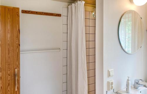 La salle de bains est pourvue d'un rideau de douche blanc et d'un lavabo. dans l'établissement Beautiful Home In Valdemarsvik With Sauna, à Valdemarsvik