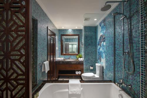 e bagno con vasca, servizi igienici e lavandino. di Ninh Binh Hidden Charm Hotel & Resort a Ninh Binh