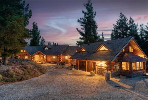 uma casa de madeira com uma entrada para o jardim da frente em Fairytale Log Cabin - Homewood Forest Retreat em Alexandra