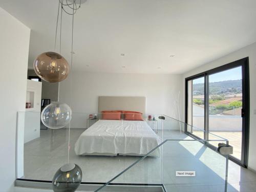 ein Schlafzimmer mit einem Bett und einem Glasboden in der Unterkunft Villa Neuve Piscine Privée La Ciotat in La Ciotat