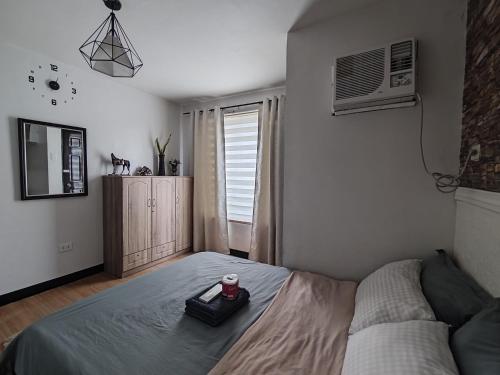 una camera da letto con un letto con un giocattolo sopra di Tiffany's Staycation Unit 102 a Imus