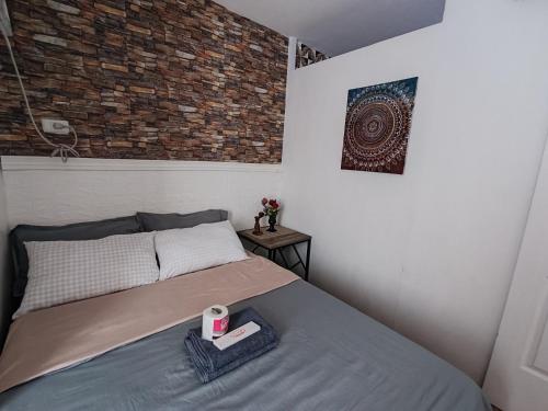 Un pat sau paturi într-o cameră la Tiffany's Staycation Unit 102