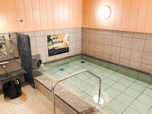 札幌市にある天然温泉ホテルリブマックスPREMIUM札幌大通公園のバスルーム(ホットタブ、シャワー付)
