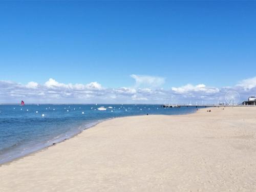 Photo de la galerie de l'établissement Arcachon Centre : Charmant T2 avec Loggia, Parking Sécurisé et Proche Plage - FR-1-420-61, à Arcachon