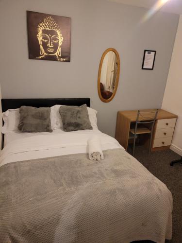 1 dormitorio con cama y espejo en No 1 Decent Homes- Quiet double bedroom, en Dukinfield