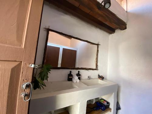 ein Bad mit einem Waschbecken und einem Spiegel in der Unterkunft Casa Cristal in Chiapa de Corzo