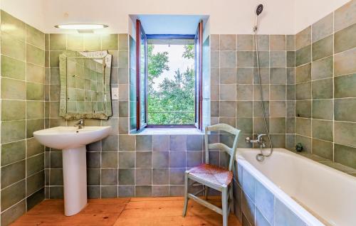 Caylusにある4 Bedroom Amazing Home In Caylusのバスルーム(シンク、バスタブ付)、窓が備わります。