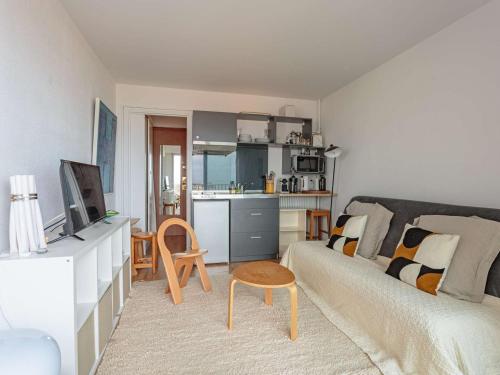 un salon avec un lit et une cuisine dans l'établissement Studio près de la plage aux Halles, Biarritz - FR-1-3-591, à Biarritz