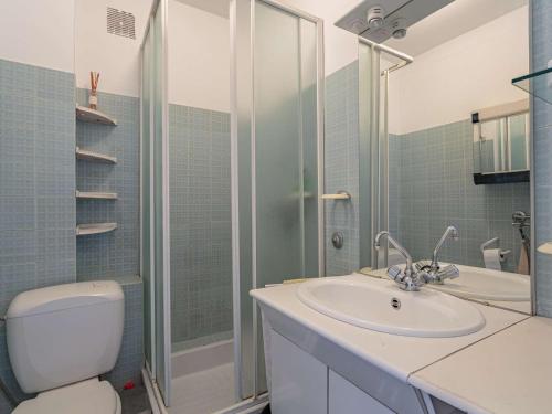 une salle de bain avec toilettes, lavabo et douche dans l'établissement Studio près de la plage aux Halles, Biarritz - FR-1-3-591, à Biarritz