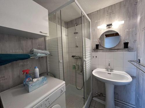 une petite salle de bain avec un lavabo et une douche dans l'établissement Maison à 300m de la plage avec terrasse, 5 couchages, parking privé - Saint-Hilaire-de-Riez - FR-1-224C-256, à Saint-Hilaire-de-Riez