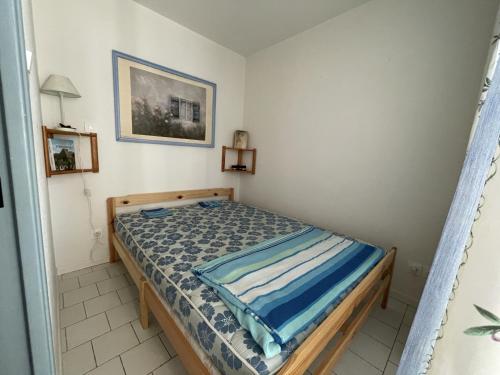 une petite chambre avec un lit dans une pièce dans l'établissement Confortable 2 pièces cabine à Sète, proche plage et commerces - FR-1-338-516, à Sète